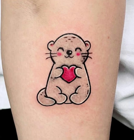 Schattige otter die een rood hartje vasthoudt