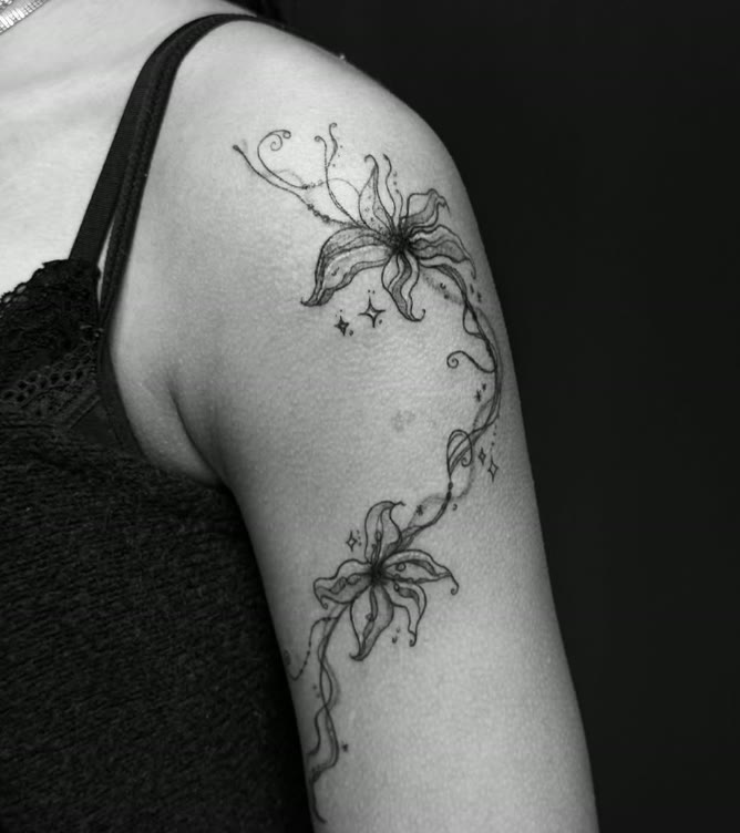 Fijnlijnige bloementattoo op de arm